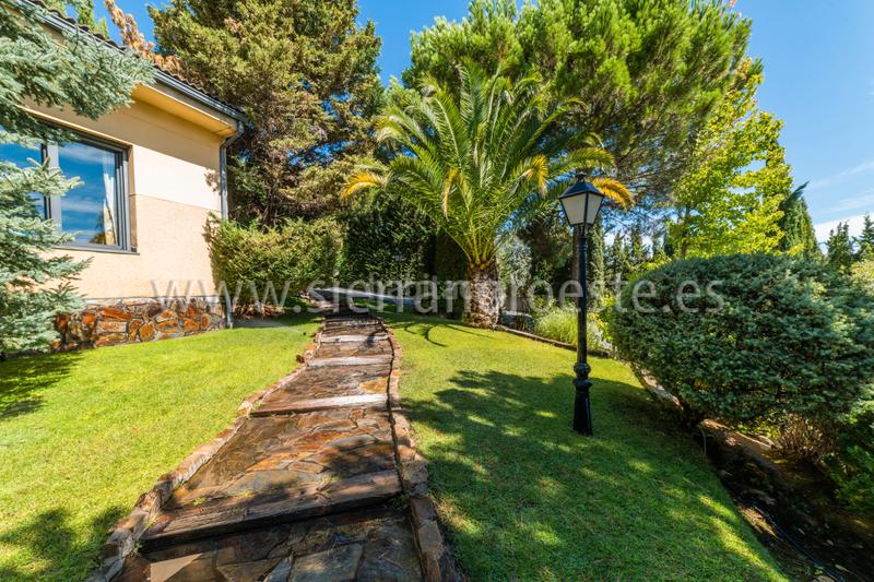 Foto 3c05e991-45cc-47d5-a0ce-f608cf4daa3c. Chalet with fireplace heating parking pool in La Berzosilla Torrelodones