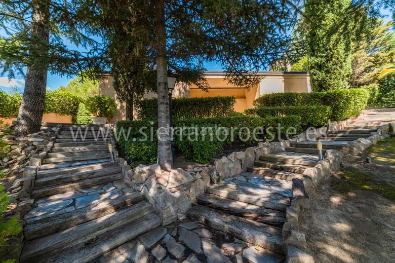 Foto b58fa6ad-fbff-44f7-9619-7a82c2d7c052. Chalet with fireplace heating parking pool in La Berzosilla Torrelodones