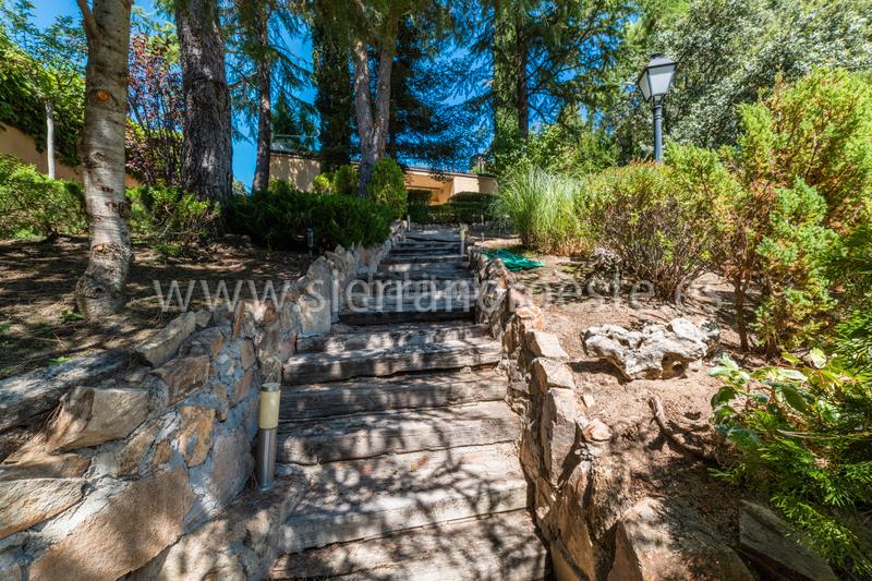 Foto c012853f-de11-4dc6-b7a8-9c28f118f060. Chalet with fireplace heating parking pool in La Berzosilla Torrelodones