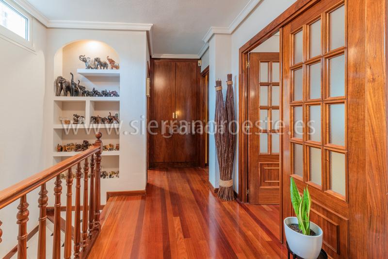 Foto 1692864f-b25b-4b5e-af9d-74b9bd4fb8f9. Casa bifamiliare con camino riscaldamento parcheggio piscina in Rozas de Madrid (Las)