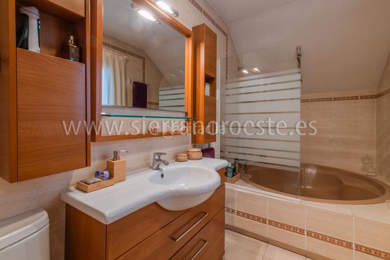 Foto 1c79d54d-8fb7-4c7b-aaac-bc9399565279. Casa bifamiliare con camino riscaldamento parcheggio piscina in Rozas de Madrid (Las)