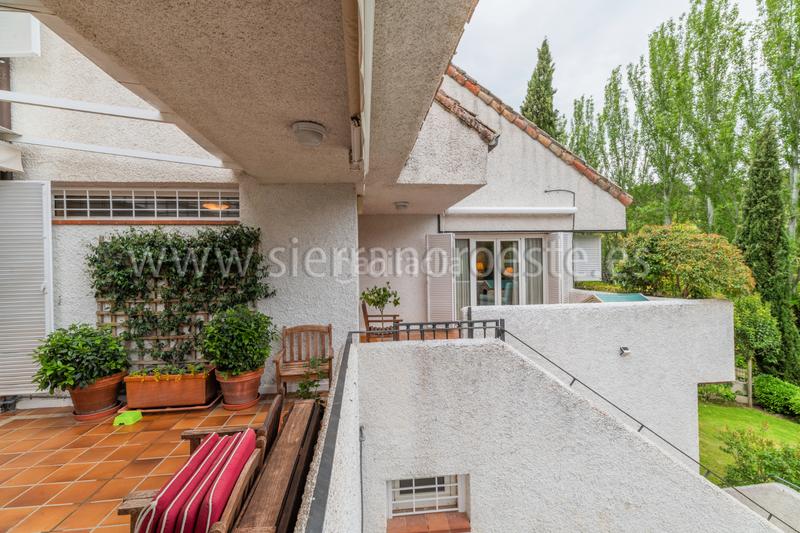 Foto 26b18838-53d2-4057-ab87-f9c2892ecb98. Casa bifamiliare con camino riscaldamento parcheggio piscina in Rozas de Madrid (Las)