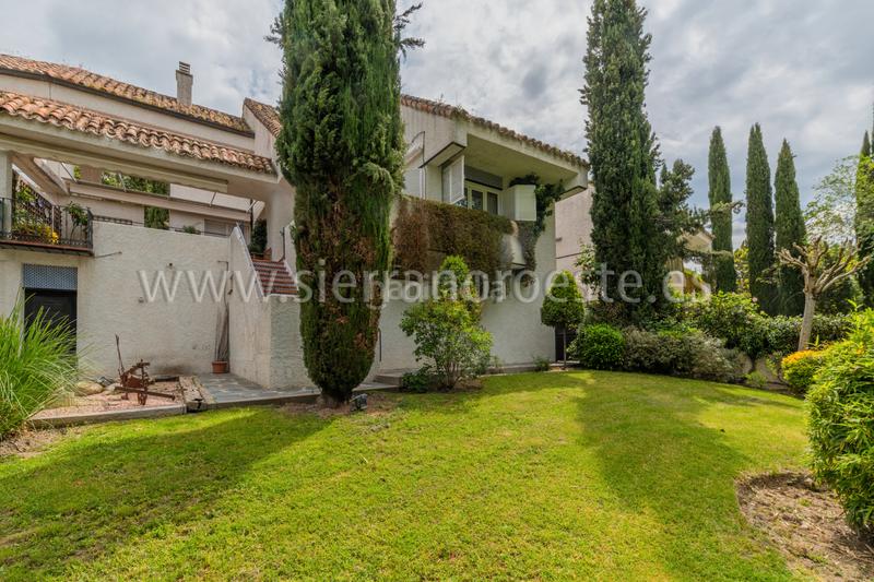 Foto 3e797b6b-fd55-4f49-b0a0-9de90982c9d5. Casa bifamiliare con camino riscaldamento parcheggio piscina in Rozas de Madrid (Las)