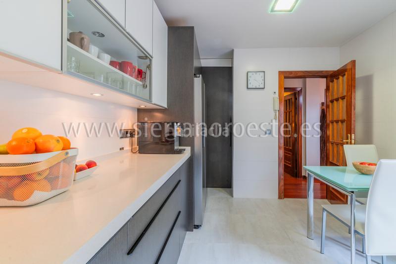 Foto 74bdaf4e-3ef6-4d5c-80bb-b760a050c3db. Casa bifamiliare con camino riscaldamento parcheggio piscina in Rozas de Madrid (Las)