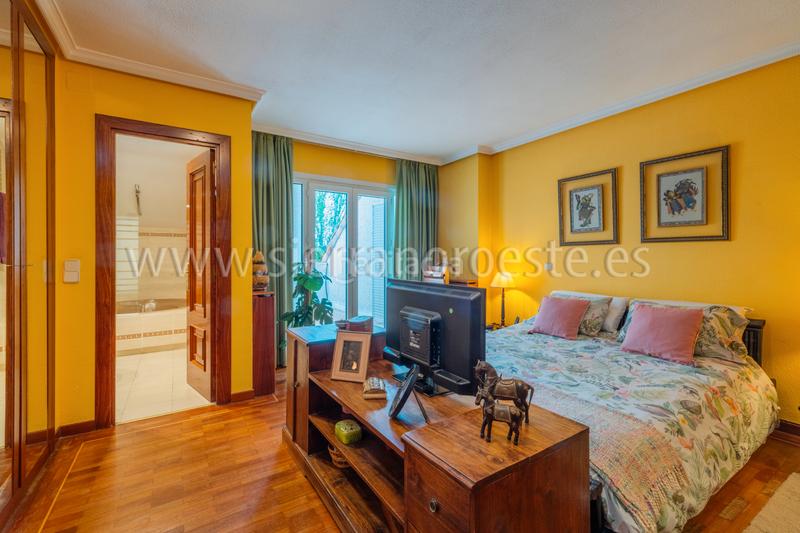 Foto b3a5bebb-f0c2-4328-b849-23e8baf12208. Casa bifamiliare con camino riscaldamento parcheggio piscina in Rozas de Madrid (Las)