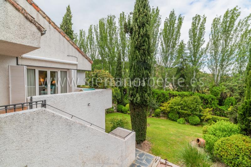 Foto b834859a-270d-4da6-9608-06fd2a71e8b0. Casa bifamiliare con camino riscaldamento parcheggio piscina in Rozas de Madrid (Las)