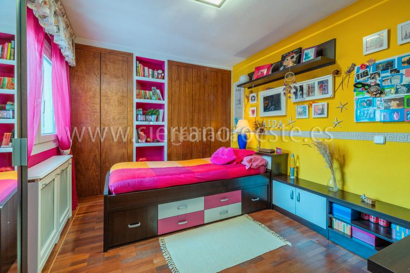 Foto c8fc4a85-7bdd-4d40-b510-f3f632687989. Casa bifamiliare con camino riscaldamento parcheggio piscina in Rozas de Madrid (Las)