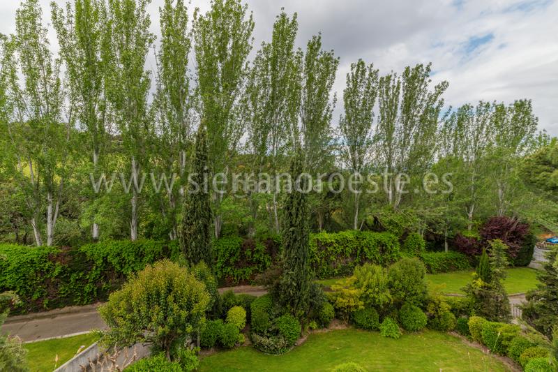 Foto f6eff7d5-a384-4bbd-b666-3d388c1b4be0. Casa bifamiliare con camino riscaldamento parcheggio piscina in Rozas de Madrid (Las)