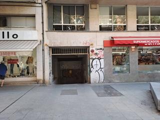 Aparcament cotxe a Blanquerna 56. Parking en calle blanquerna