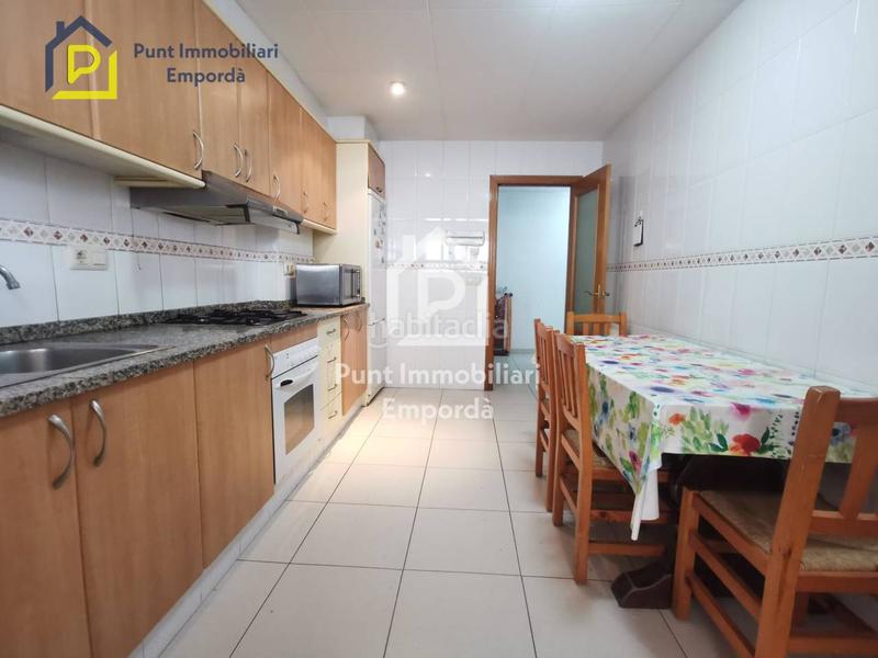 Foto 43c6c912-67cb-4e3d-9098-bd337893ac06. Casa  de 3 habitaciones con gran terraza en Centre Roses