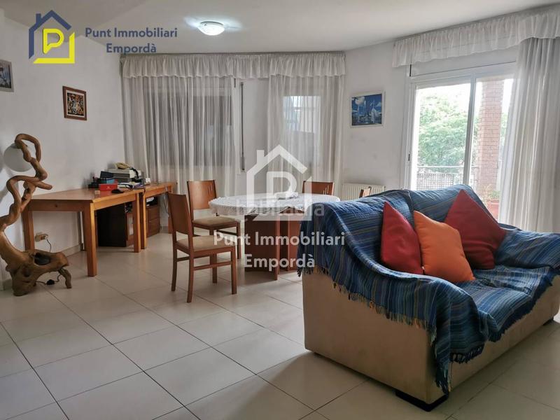 Foto e1bdd1b5-5f87-4c76-a3d6-969a020f9fee. Casa  de 3 habitaciones con gran terraza en Centre Roses