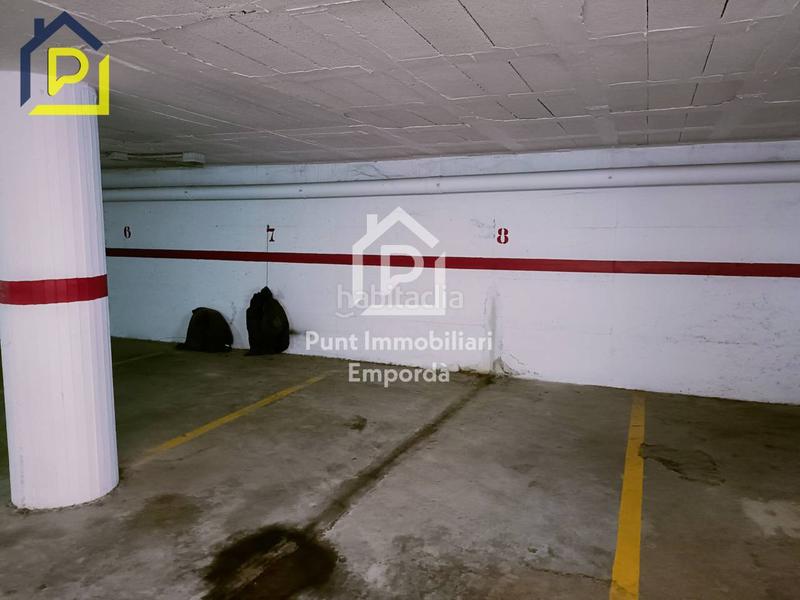 Foto bf359575-5a41-4075-8cb8-550a6923663a. Aparcament cotxe a La Vila Llançà