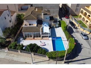 House  Puigmal. Gran casa con piscina y garaje en un solar esquinero en zona tra