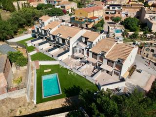 Maison dans Llers. Nueva vida en llers casas con jardn, garaje privado y piscina c