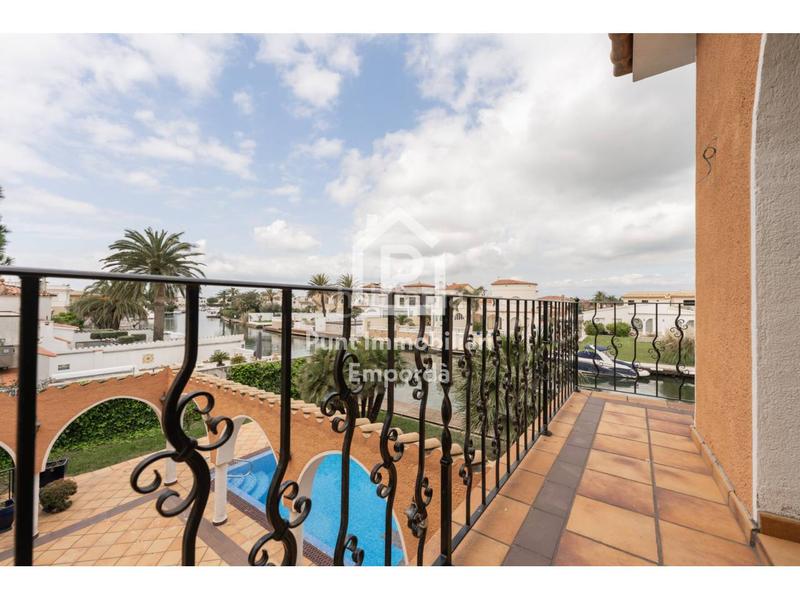 Foto 0fe5ec70-9cf8-4c60-bfe7-7a3ae601bc51. Casa con riscaldamento parcheggio piscina in Requesens Empuriabrava