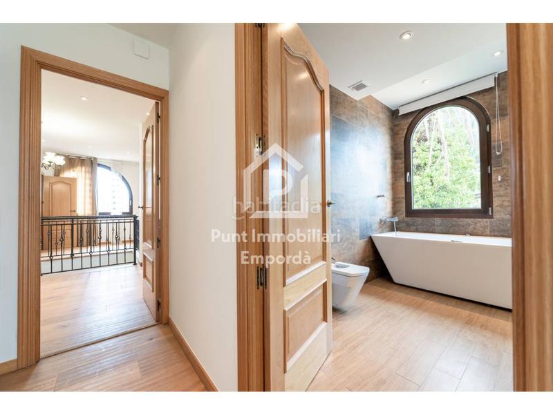 Foto 15082425-420b-4d4b-ad3e-a7c0451d19bf. Casa con riscaldamento parcheggio piscina in Requesens Empuriabrava