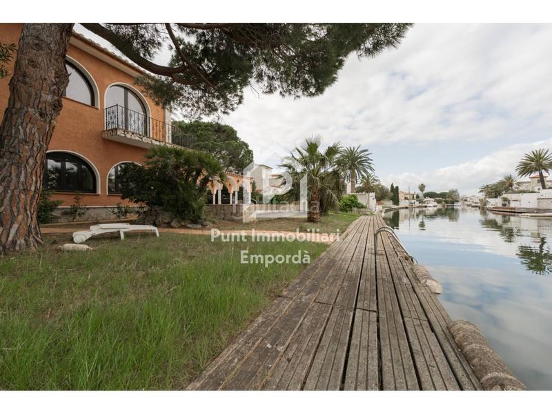 Foto 193300e4-1ac4-4cdf-9a27-39617fc731ec. Casa con riscaldamento parcheggio piscina in Requesens Empuriabrava