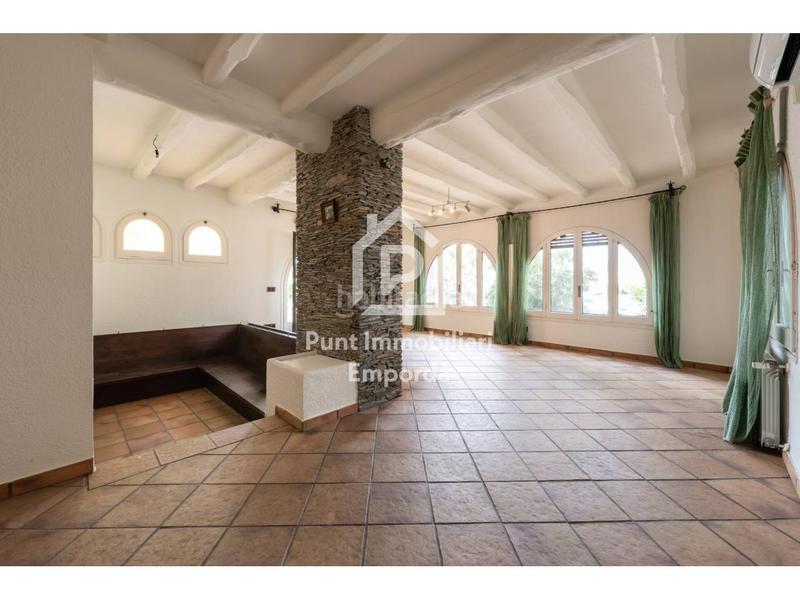 Foto 1f75ca2b-d843-4b7c-91dc-c90655be0940. Casa con riscaldamento parcheggio piscina in Requesens Empuriabrava