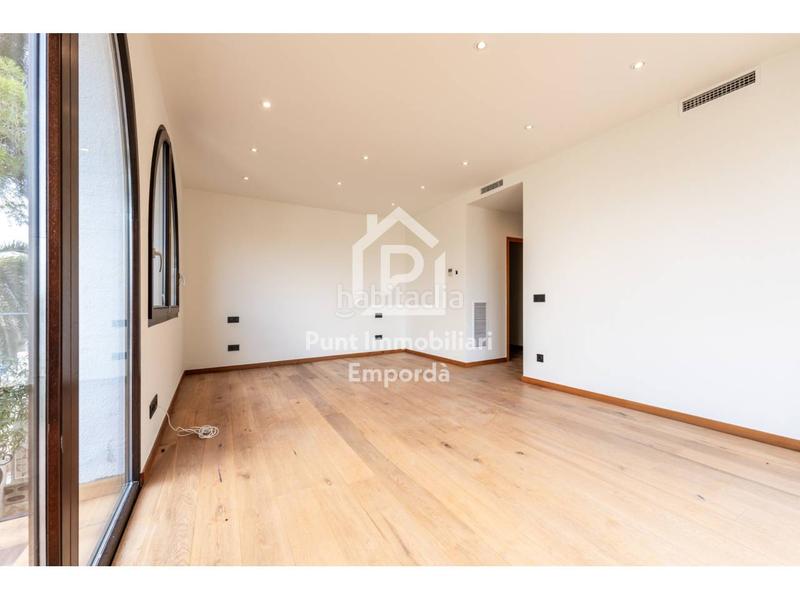 Foto 2ba58b2d-433b-4e33-8228-f6cc31699f54. Casa con riscaldamento parcheggio piscina in Requesens Empuriabrava