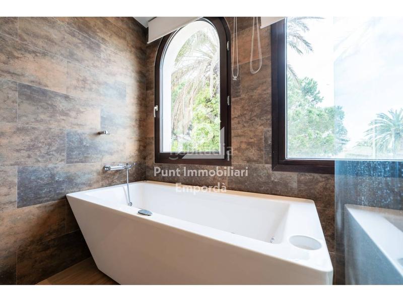 Foto 41f624f2-563d-45d8-8546-6c4cd61ba632. Casa con riscaldamento parcheggio piscina in Requesens Empuriabrava