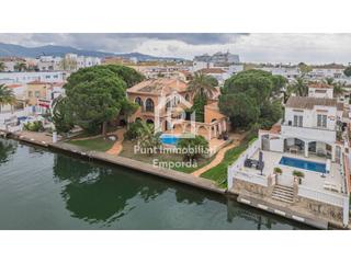 Casa  Requesens. Casa exclusiva con amarre de 30 metros en empuriabrava