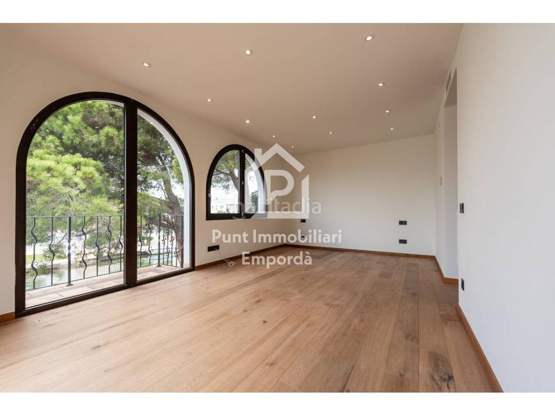 Foto 4a49696a-5a06-4aee-89dd-76c61c82c680. Casa con riscaldamento parcheggio piscina in Requesens Empuriabrava