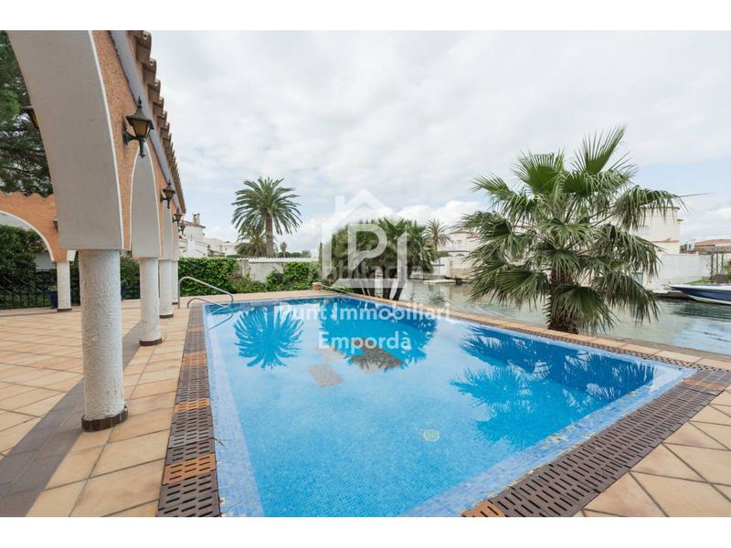 Foto 4f798e40-fee1-4c52-b3a2-163e6276735d. Casa con riscaldamento parcheggio piscina in Requesens Empuriabrava