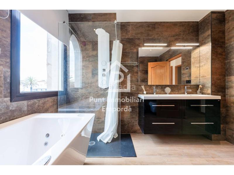 Foto 66461d7b-31a1-4610-84a5-77e2e2de31ab. Casa con riscaldamento parcheggio piscina in Requesens Empuriabrava