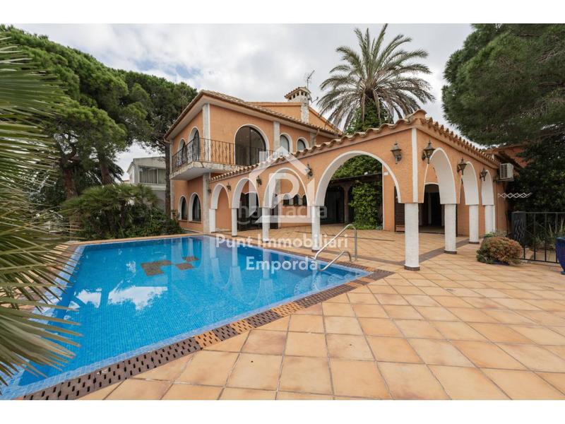 Foto 9a37d3d6-6ca8-444f-b9a7-d9933f7dcfdf. Casa con riscaldamento parcheggio piscina in Requesens Empuriabrava