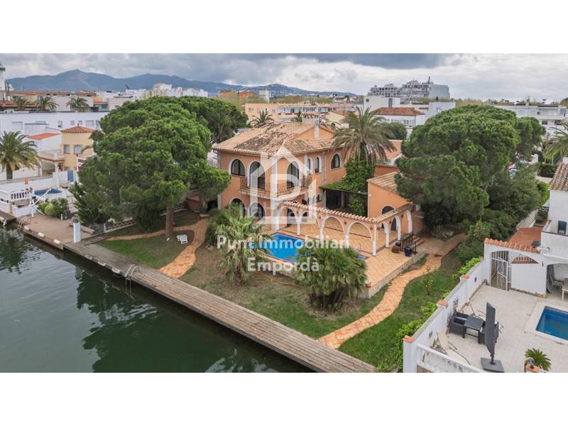 Foto 9f0dcf3e-f865-4418-ac77-773ce595daa3. Casa con riscaldamento parcheggio piscina in Requesens Empuriabrava