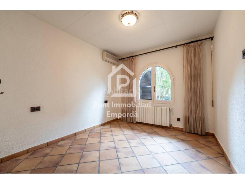 Foto cf0901cd-d8f5-4392-ae25-e3b490d76e01. Casa con riscaldamento parcheggio piscina in Requesens Empuriabrava