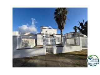 Casa  Falconera. Casa con piscina cerca del mar en venta en empuriabrava.