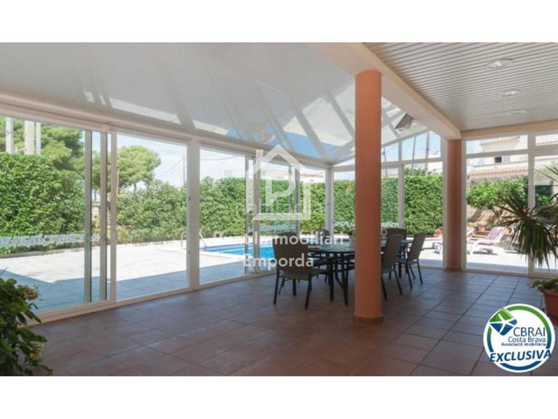 Foto 020c3fba-7595-4b09-89ad-49dd4e1dc1d7. Casa gran casa con piscina en un solar esquinero en zona tranquila. en Roses