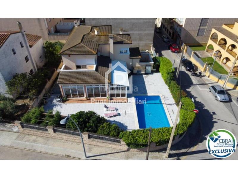 Foto 09eba002-0858-4b25-bb21-74db035e9a8f. Casa gran casa con piscina en un solar esquinero en zona tranquila. en Roses