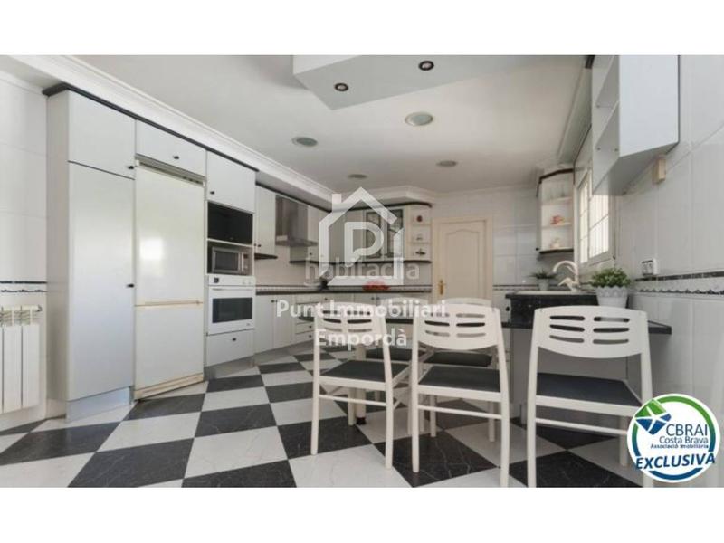 Foto 3d4d4142-12fa-45a6-9f67-6c9ba2f9bd6d. Casa gran casa con piscina en un solar esquinero en zona tranquila. en Roses