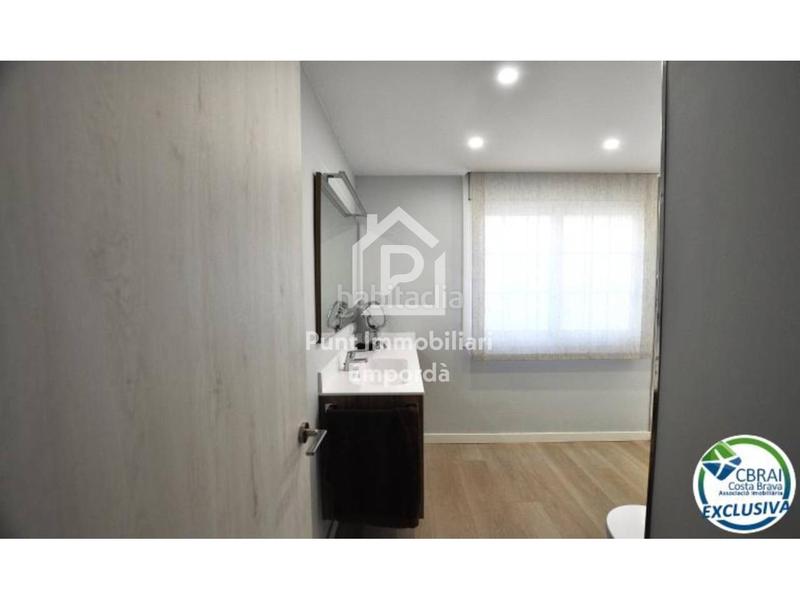 Foto 4d9fd1b6-aa2a-468f-93b9-c87ddf751d75. Casa gran casa con piscina en un solar esquinero en zona tranquila. en Roses