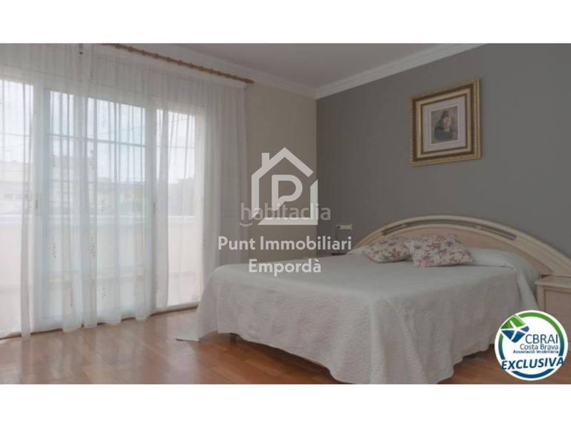 Foto 55e0c4d9-03b9-4557-ade3-0e9e1ae873fc. Casa gran casa con piscina en un solar esquinero en zona tranquila. en Roses