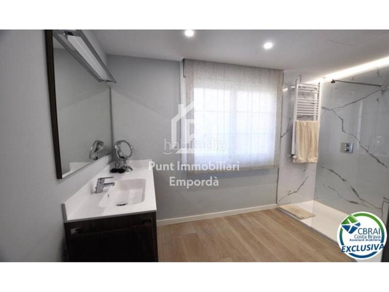 Foto 6ef3d96f-0e1f-41ef-997d-0cbd0803285f. Casa gran casa con piscina en un solar esquinero en zona tranquila. en Roses