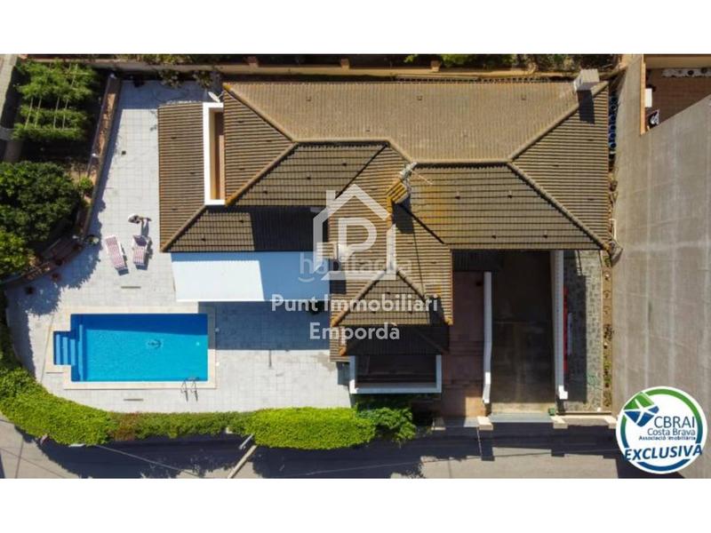 Foto 811765c6-3534-4d9c-af68-f9e7de7dafab. Casa gran casa con piscina en un solar esquinero en zona tranquila. en Roses