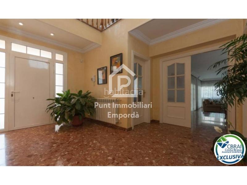 Foto 89be2f0d-b39d-4f88-b4ee-a590fc874330. Casa gran casa con piscina en un solar esquinero en zona tranquila. en Roses