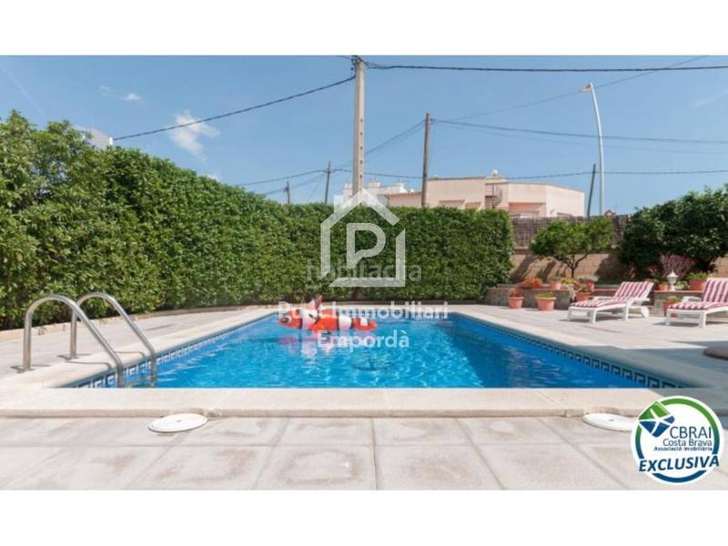 Foto 9340787a-d2bc-42fc-b48c-e2e9561fafe4. Casa gran casa con piscina en un solar esquinero en zona tranquila. en Roses