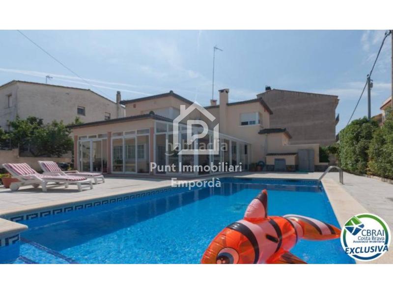 Foto 9b050e74-28b6-4bb8-b86b-e1f19e2765af. Casa gran casa con piscina en un solar esquinero en zona tranquila. en Roses