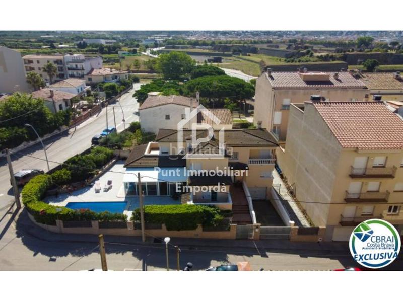 Foto a1686160-65a5-4273-87d8-2673401beb4d. Casa gran casa con piscina en un solar esquinero en zona tranquila. en Roses