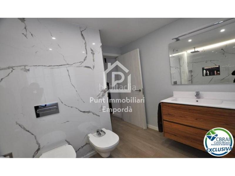 Foto a8df66f4-0b87-4335-9a6c-492e578f4eb8. Casa gran casa con piscina en un solar esquinero en zona tranquila. en Roses