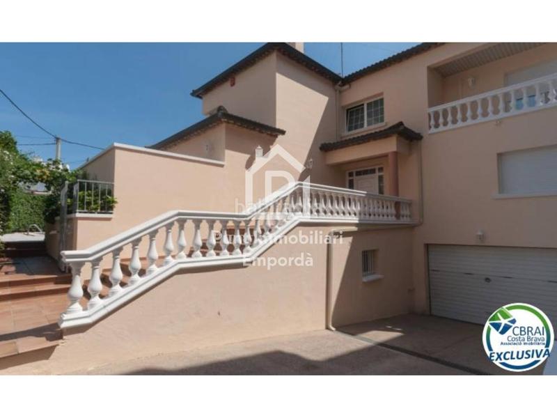 Foto b5950f95-8748-40e2-b084-13da2bdd1686. Casa gran casa con piscina en un solar esquinero en zona tranquila. en Roses