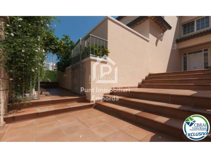 Foto bb9b77bf-8bde-4341-80db-a42c749f2d74. Casa gran casa con piscina en un solar esquinero en zona tranquila. en Roses