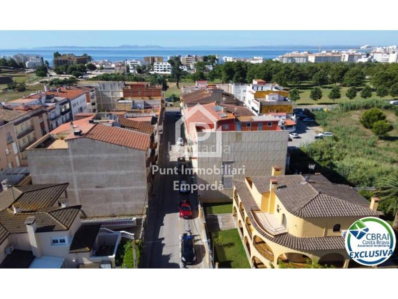 Foto c2766e9f-7df8-4a16-887a-c3f36094109b. Casa gran casa con piscina en un solar esquinero en zona tranquila. en Roses