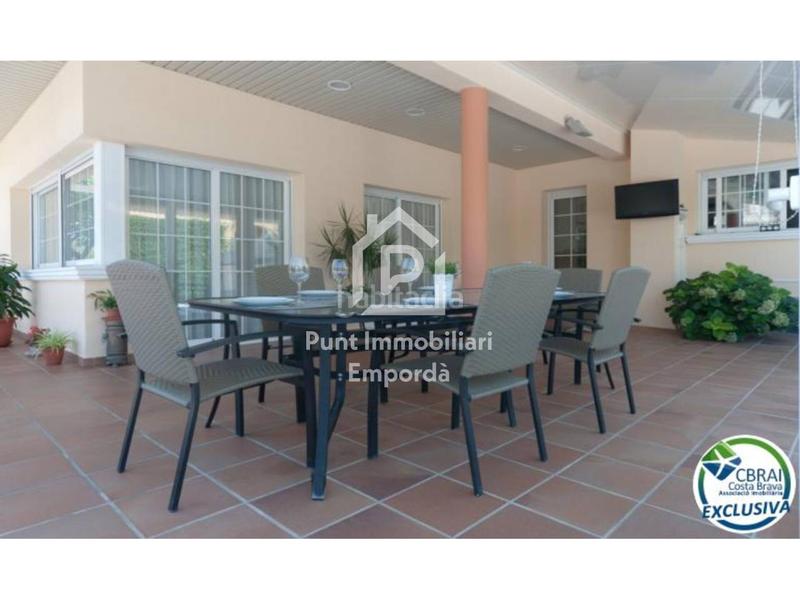 Foto cb50373e-79df-4b19-bf8f-9b6095359ef0. Casa gran casa con piscina en un solar esquinero en zona tranquila. en Roses