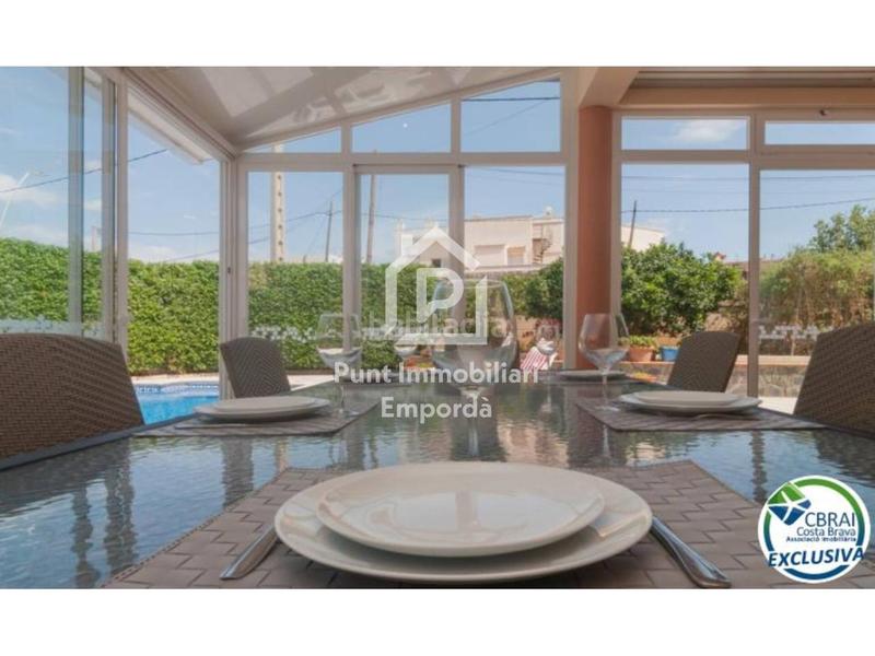 Foto e7e6a5ef-eb9d-4e89-b8a8-de1b69552b35. Casa gran casa con piscina en un solar esquinero en zona tranquila. en Roses
