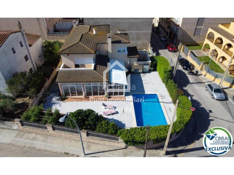 Foto eeed51b8-98b3-4da0-9600-b63eef10da53. Casa gran casa con piscina en un solar esquinero en zona tranquila. en Roses